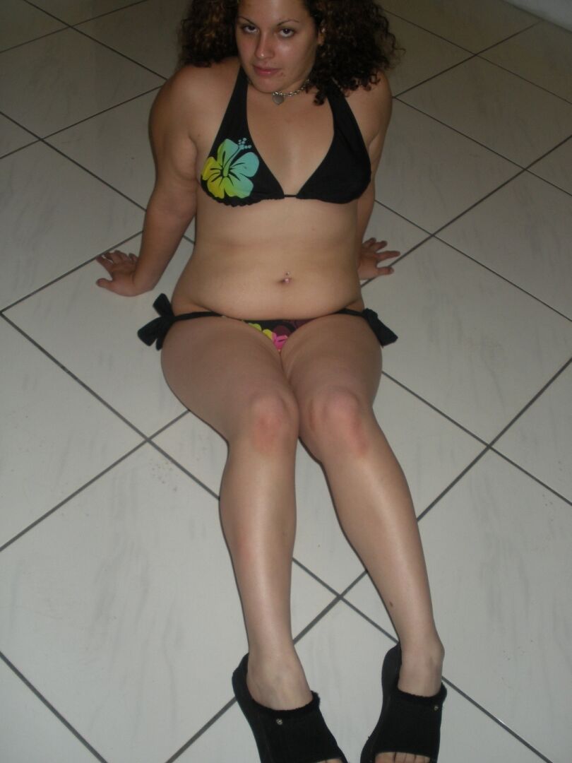 21P Chubby curly haired amateur Lilly A gives the finger while toying fat pussy