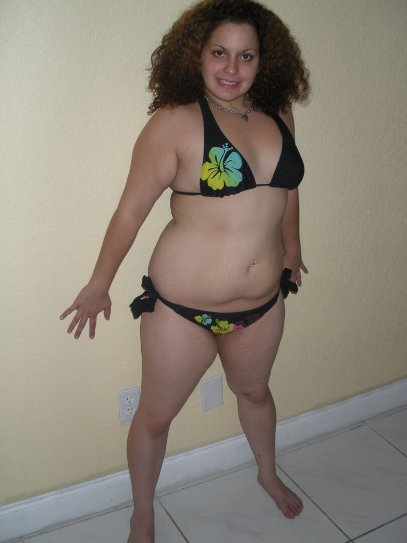 21P Chubby curly haired amateur Lilly A gives the finger while toying fat pussy