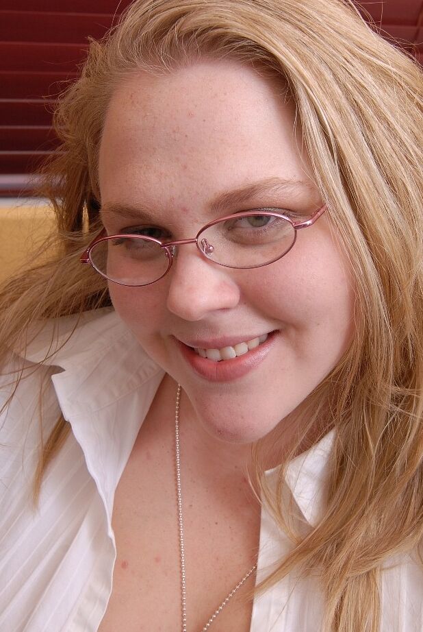 16P Blonde fette Christina zieht sich nackt aus und spreizt ihre rasierte BBW-Muschi