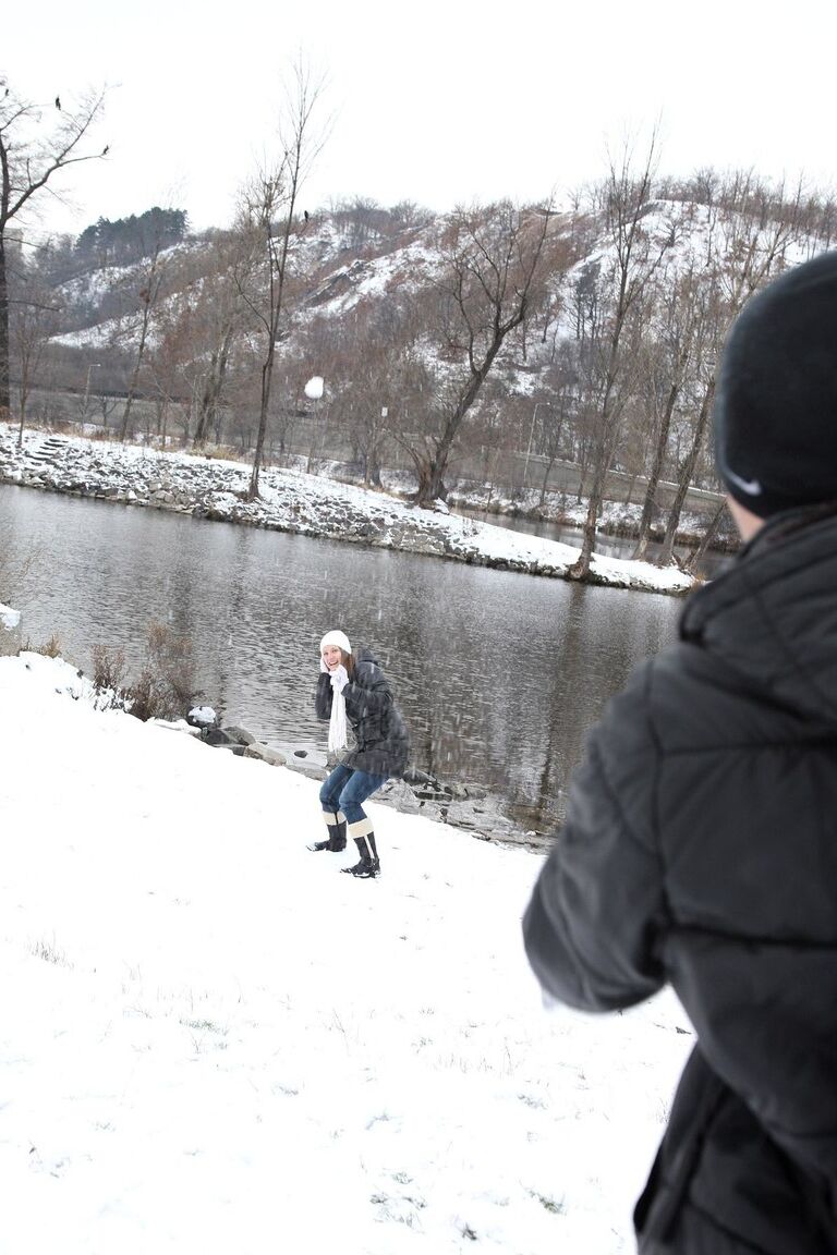 21P La novia adolescente tetona Jenny N disfruta de una follada en el dormitorio después de una pelea de bolas de nieve
