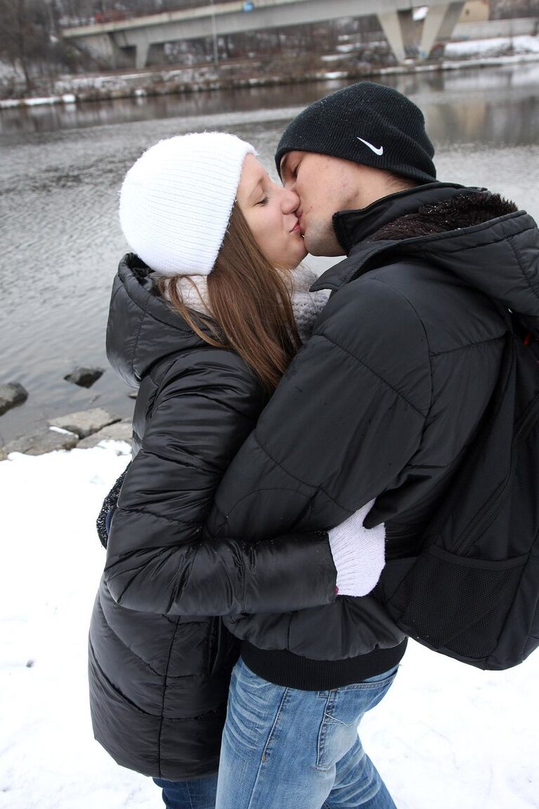 21P La novia adolescente tetona Jenny N disfruta de una follada en el dormitorio después de una pelea de bolas de nieve