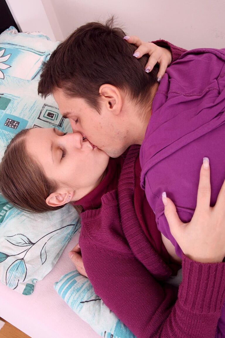 21P La novia adolescente tetona Jenny N disfruta de una follada en el dormitorio después de una pelea de bolas de nieve
