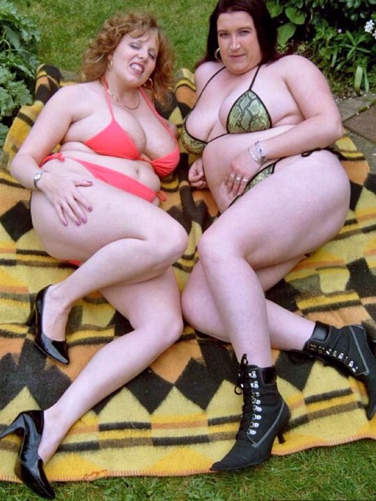 20P Curvy Claire, amateur britannique, et sa petite amie lesbienne retirent leurs seins de leur bikini