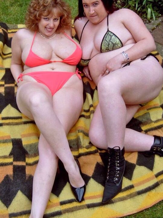 20P Curvy Claire, amateur britannique, et sa petite amie lesbienne retirent leurs seins de leur bikini