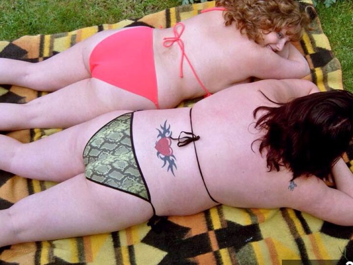 20P Curvy Claire, amateur britannique, et sa petite amie lesbienne retirent leurs seins de leur bikini