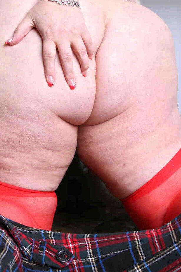 20P A loira obesa Lexie Cummings tira uma saia xadrez antes de brincar com sua vulva