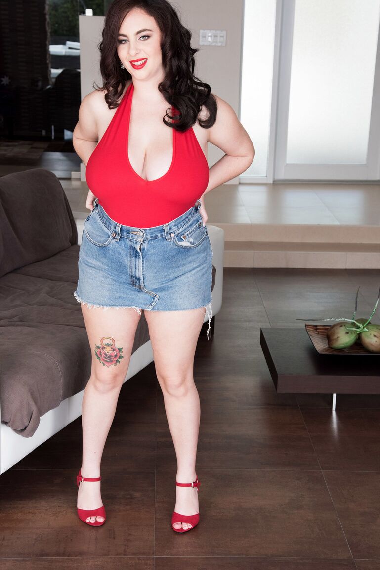 21P Grosso adolescente Milly Marks obtém seus peitos grandes