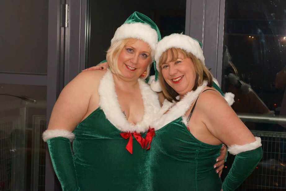 20P La rubia obesa Lexie Cummings participa en sexo lésbico vestida de Navidad
