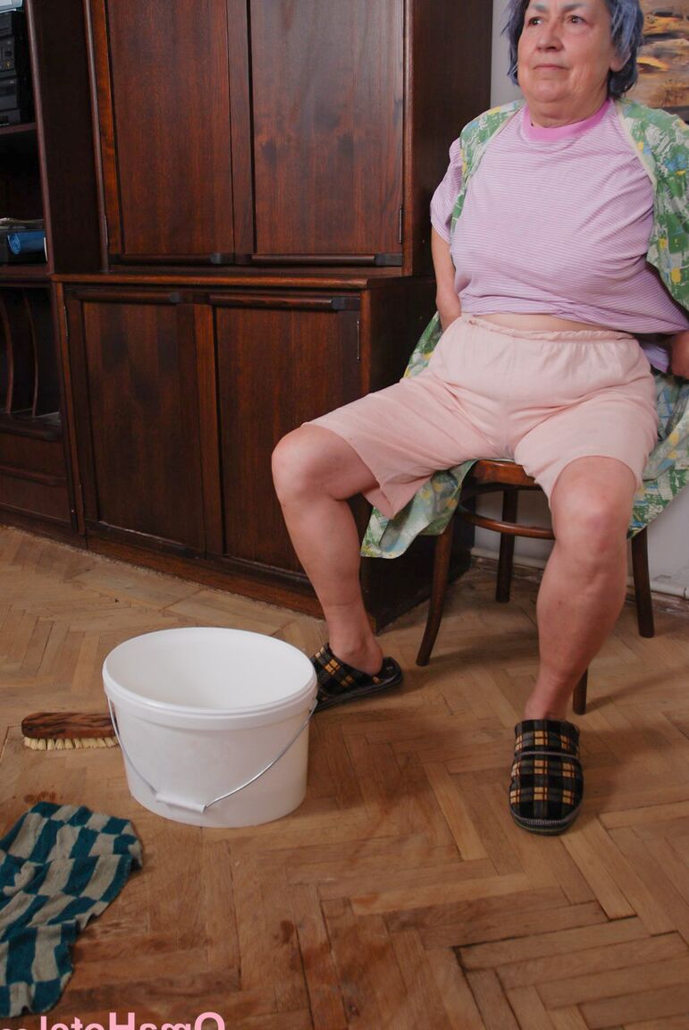 21P Oma mit großen Titten Othilia enthüllt ihre Kurven und masturbiert auf einem Stuhl