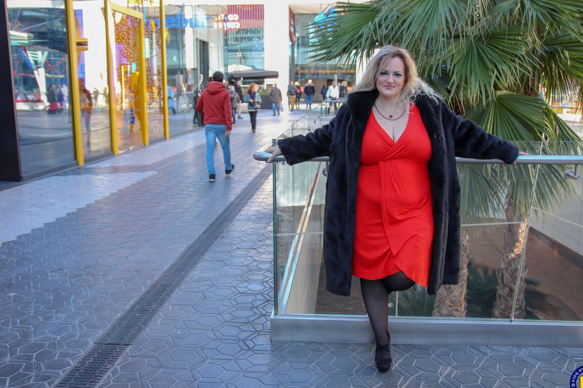 18P Musa Libertina, une espagnole potelée, pose en public dans ses tenues sexy.