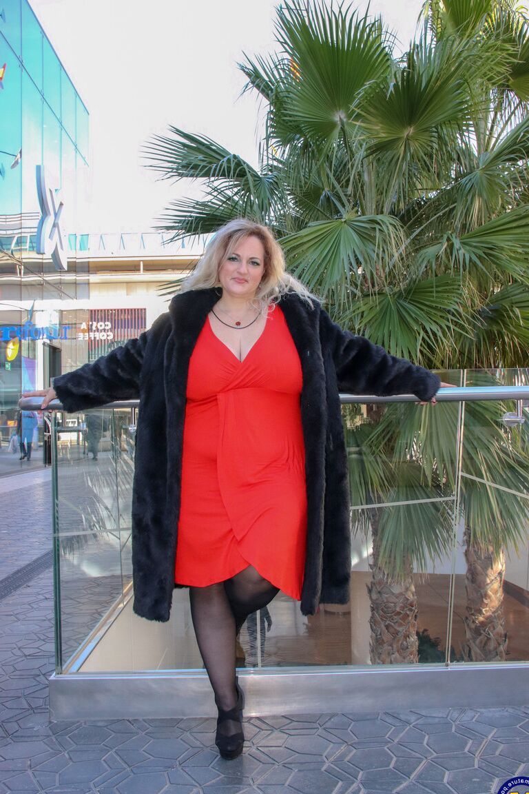 18P Musa Libertina, une espagnole potelée, pose en public dans ses tenues sexy.