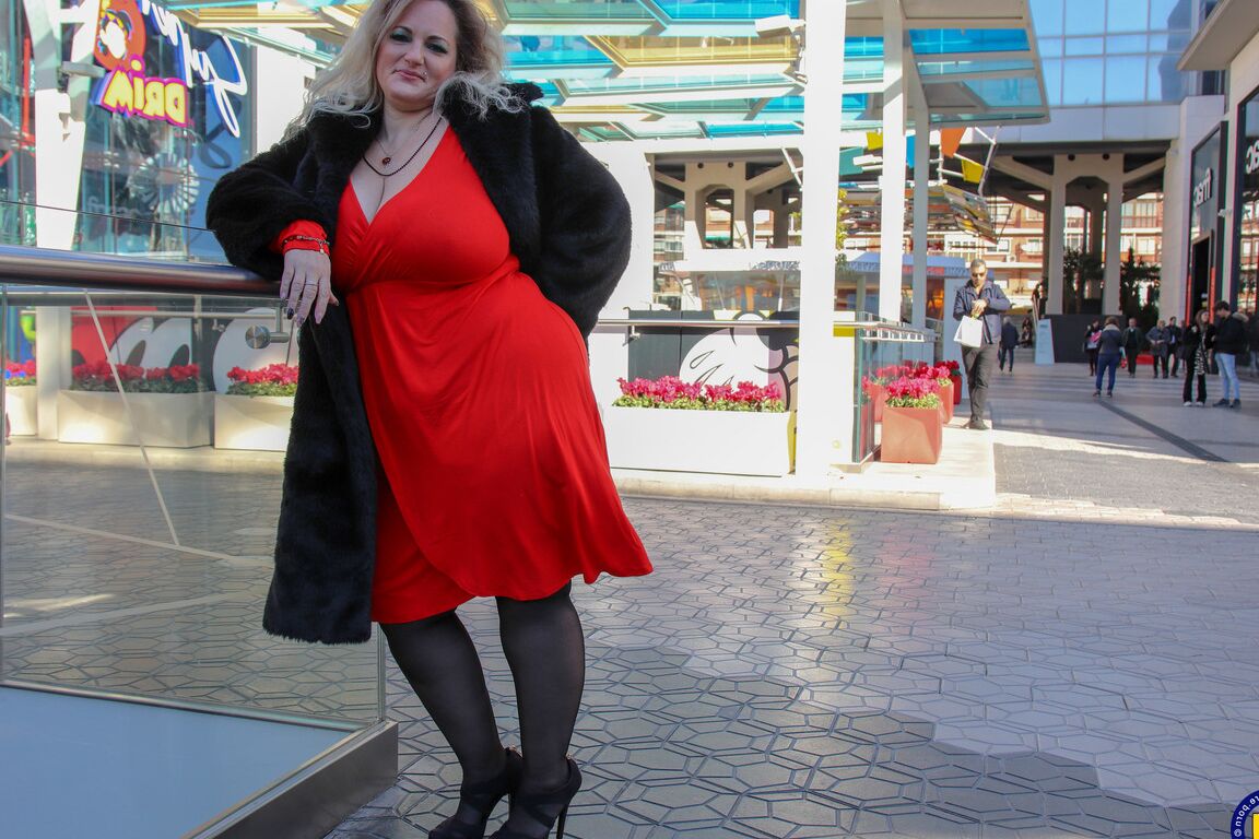 18P Musa Libertina, une espagnole potelée, pose en public dans ses tenues sexy.
