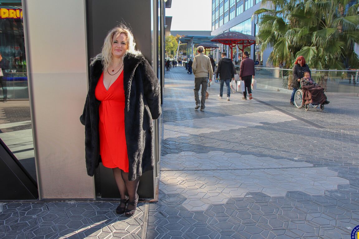 18P Musa Libertina, une espagnole potelée, pose en public dans ses tenues sexy.