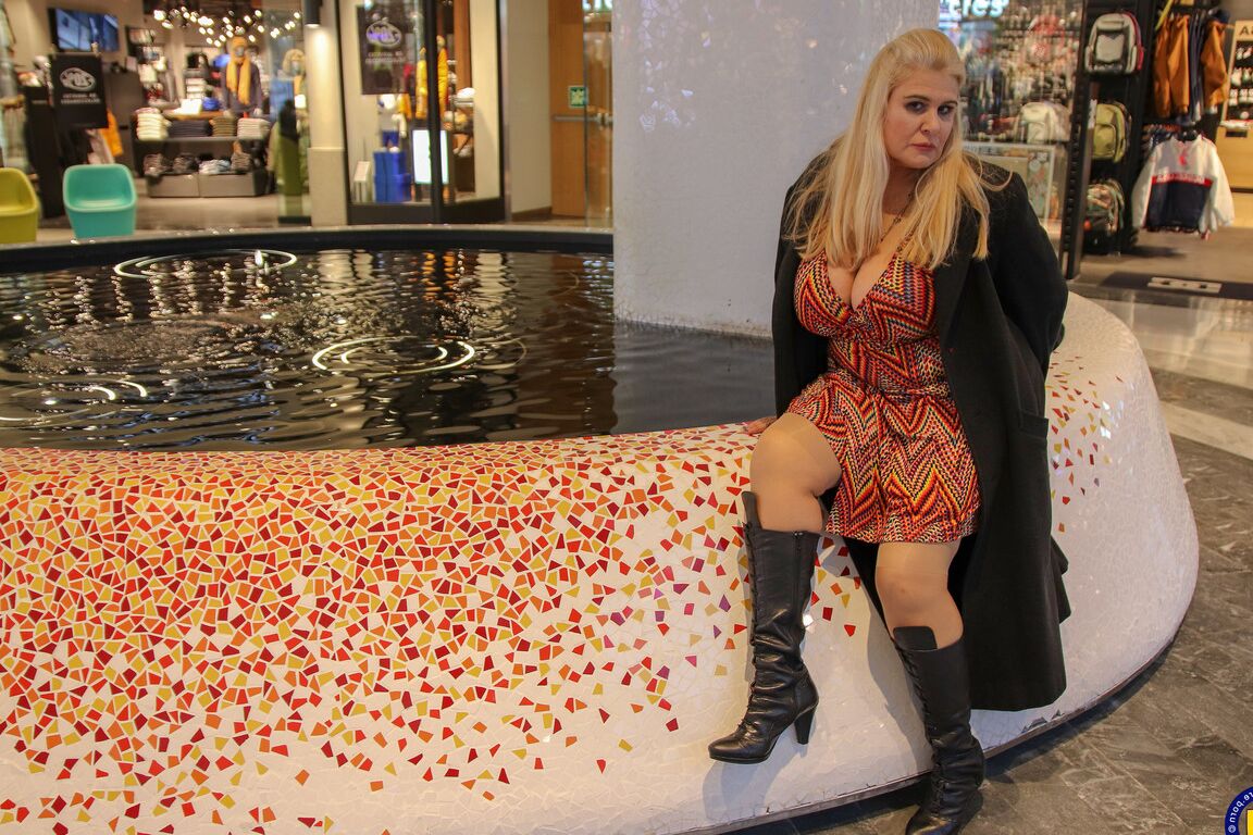 18P Musa Libertina, une espagnole potelée, pose en public dans ses tenues sexy.