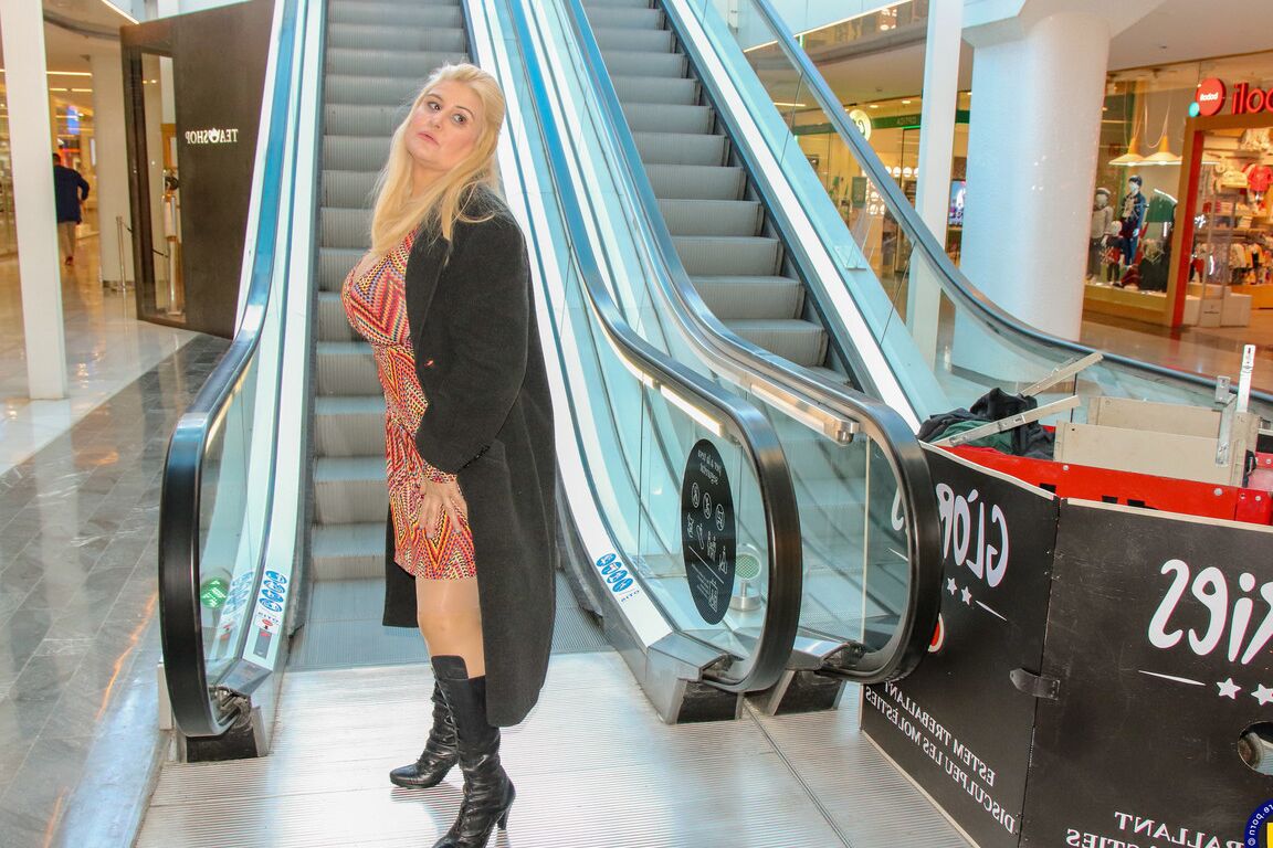 18P Musa Libertina, une espagnole potelée, pose en public dans ses tenues sexy.