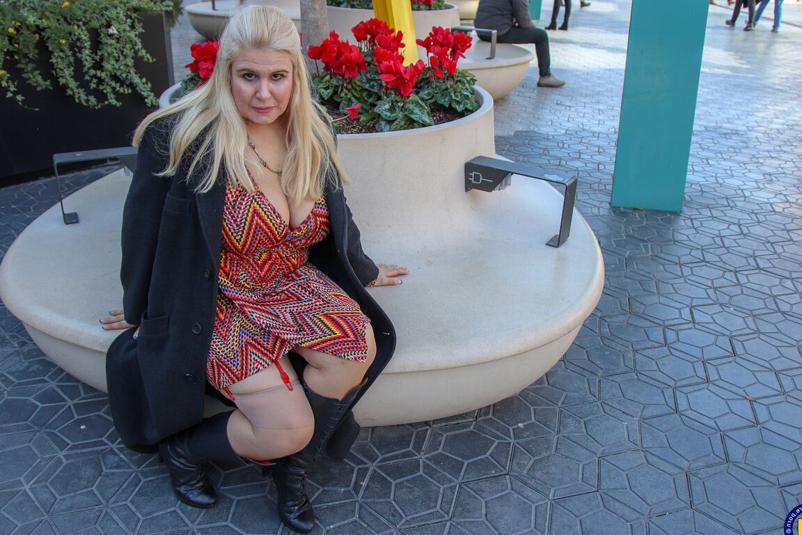 18P Musa Libertina, une espagnole potelée, pose en public dans ses tenues sexy.