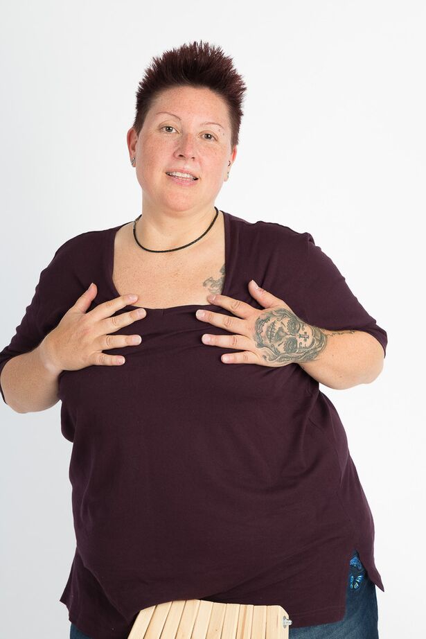 20P Chica tatuada amateur gorda se desnuda sola hasta quedar en zapatos y calcetines
