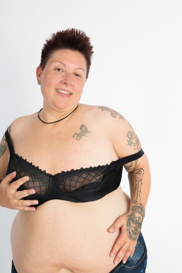 20P Chica tatuada amateur gorda se desnuda sola hasta quedar en zapatos y calcetines