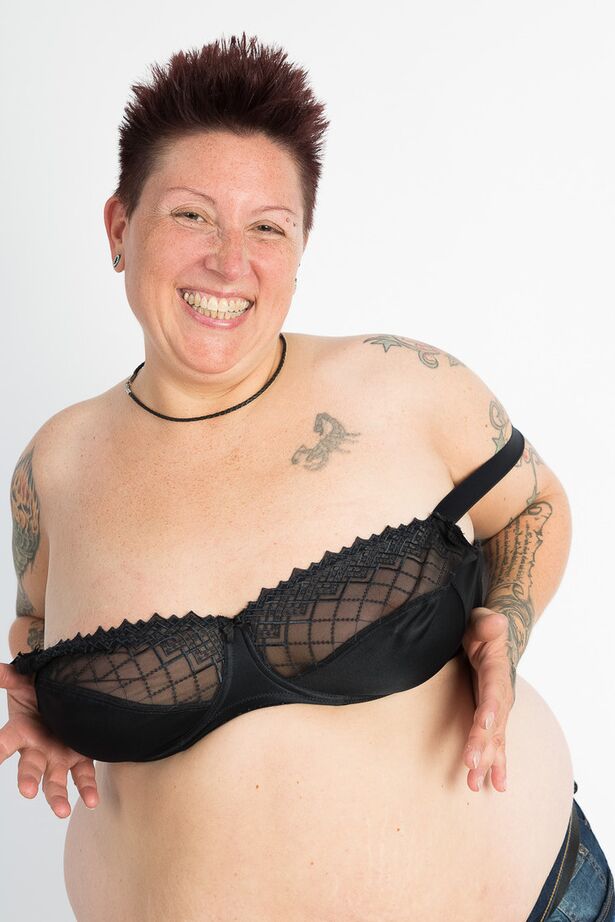 20P Chica tatuada amateur gorda se desnuda sola hasta quedar en zapatos y calcetines