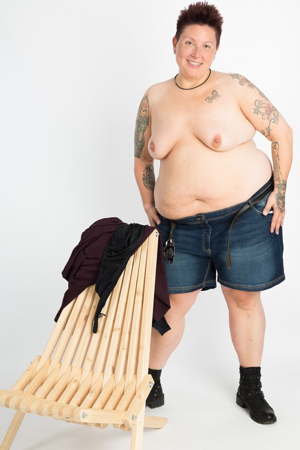 20P Chica tatuada amateur gorda se desnuda sola hasta quedar en zapatos y calcetines