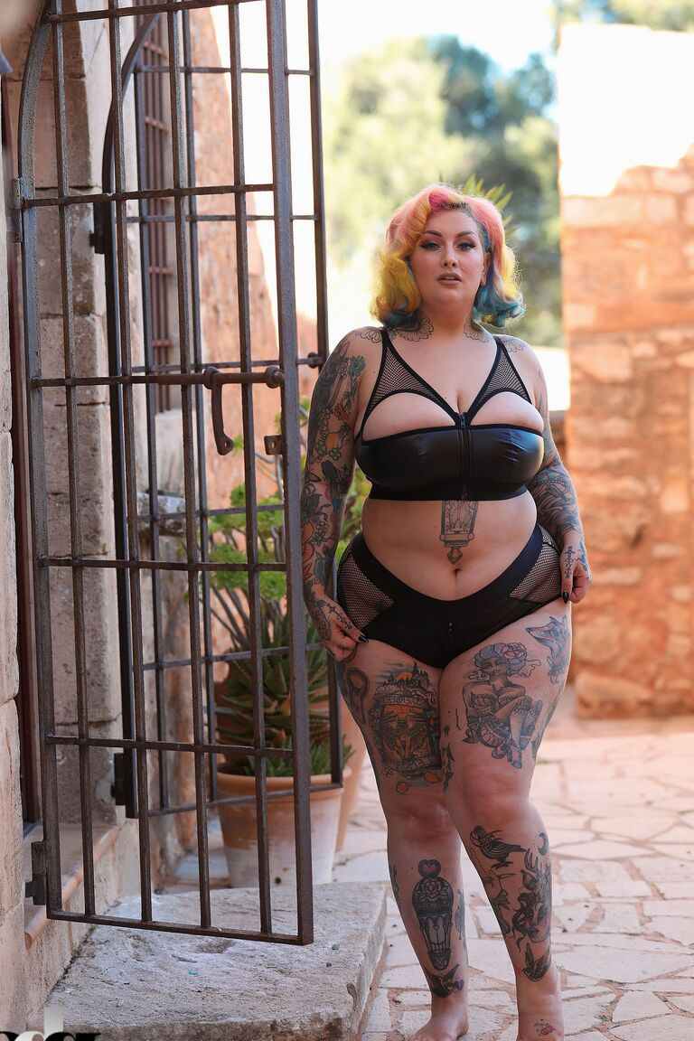 21P Sexy tatuada BBW Galda Lou se despindo e mostrando seus peitos grandes e bunda