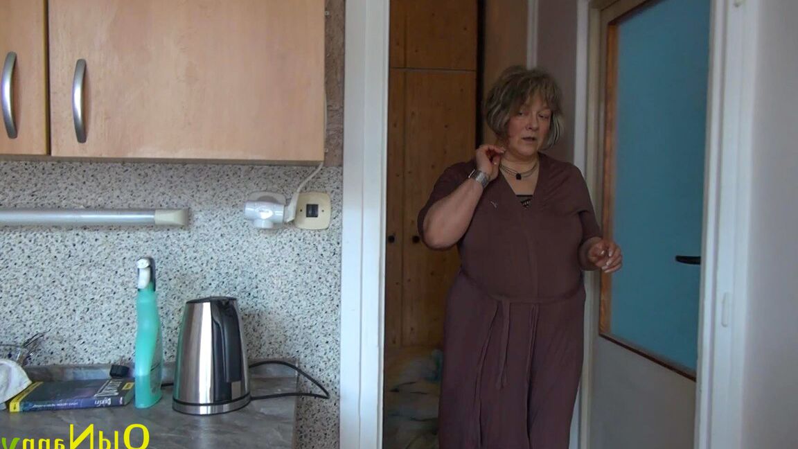 21P Granny Leisa et la jeune maigre Kristy Black se déshabillent et se caressent la chatte.