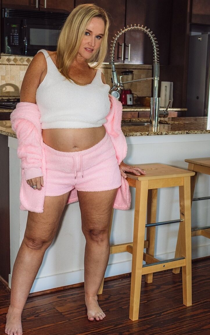 20P Curvy MILF with huge tits Dee Siren shows her ass and seduces a black dude