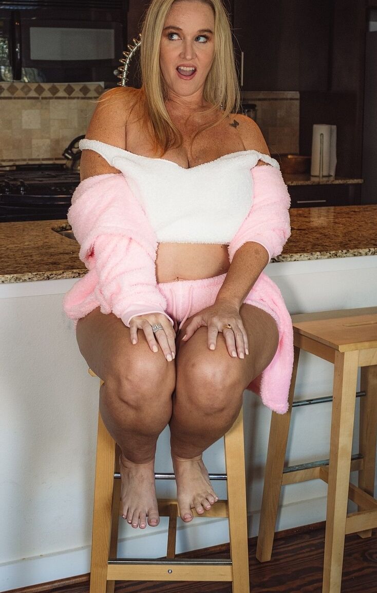 20P Curvy MILF with huge tits Dee Siren shows her ass and seduces a black dude