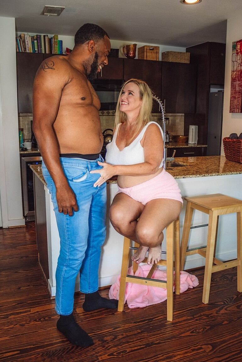 20P Curvy MILF with huge tits Dee Siren shows her ass and seduces a black dude