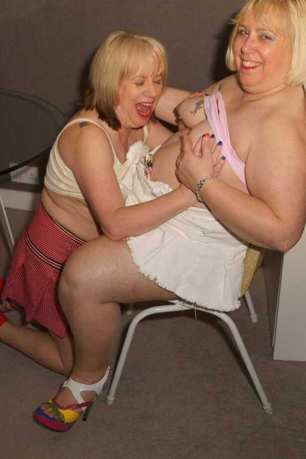 20P Rubia BBW Lexie Cummings tiene sexo lésbico con una madura gordita