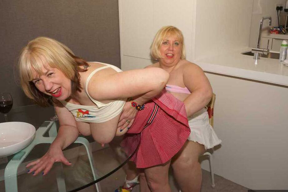 20P Rubia BBW Lexie Cummings tiene sexo lésbico con una madura gordita