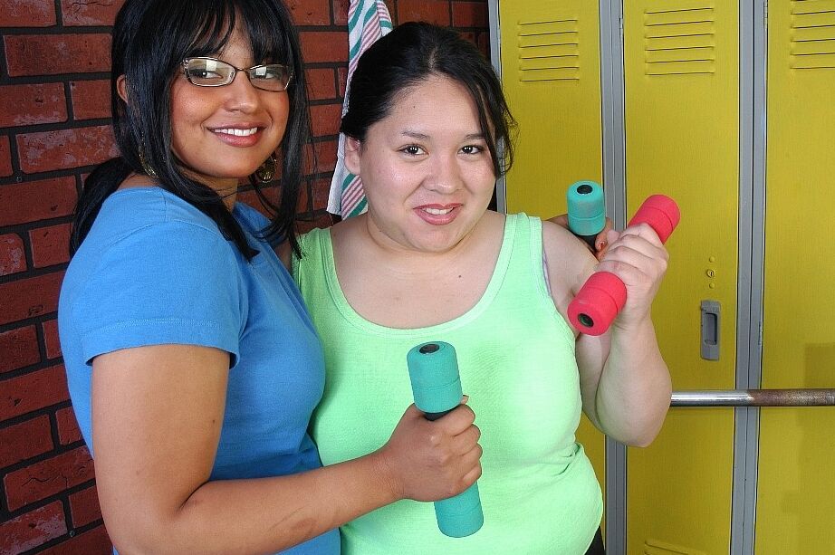 16P La lesbiana mayor Lily y su novia cachonda comparten un consolador doble durante el sexo en la sala de pesas