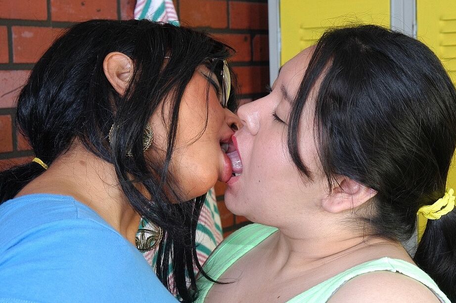 16P La lesbiana mayor Lily y su novia cachonda comparten un consolador doble durante el sexo en la sala de pesas