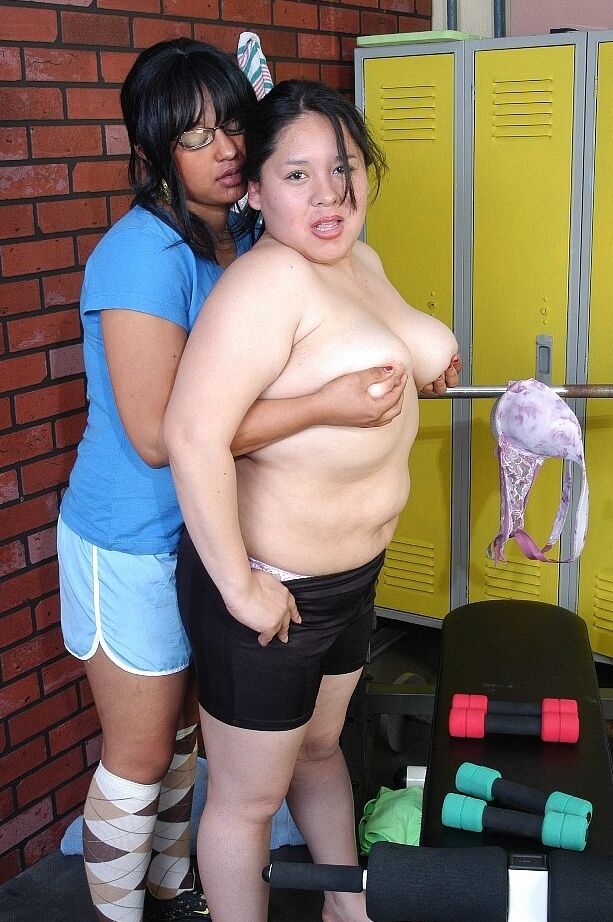 16P La lesbiana mayor Lily y su novia cachonda comparten un consolador doble durante el sexo en la sala de pesas