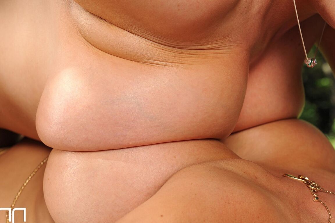 21P Busty MILF Maggie Green curtindo sexo lésbico com fetiche por pés com uma massagista sexy