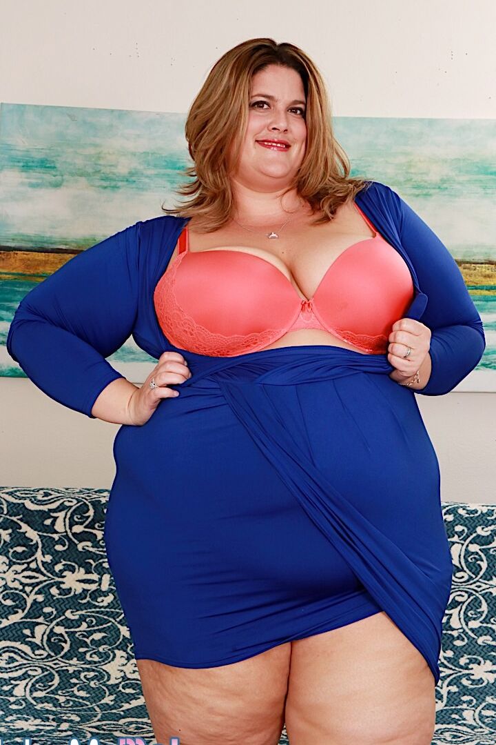 16P SSBBW Erin Green gets totally naked before masturbating on futon