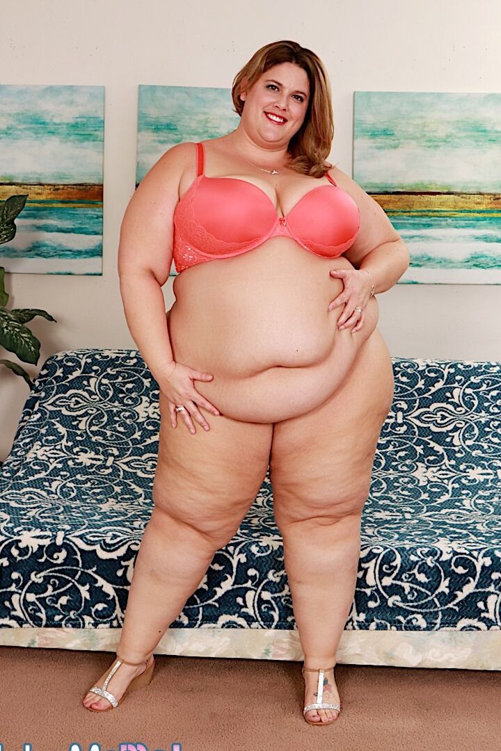 16P SSBBW Erin Green gets totally naked before masturbating on futon