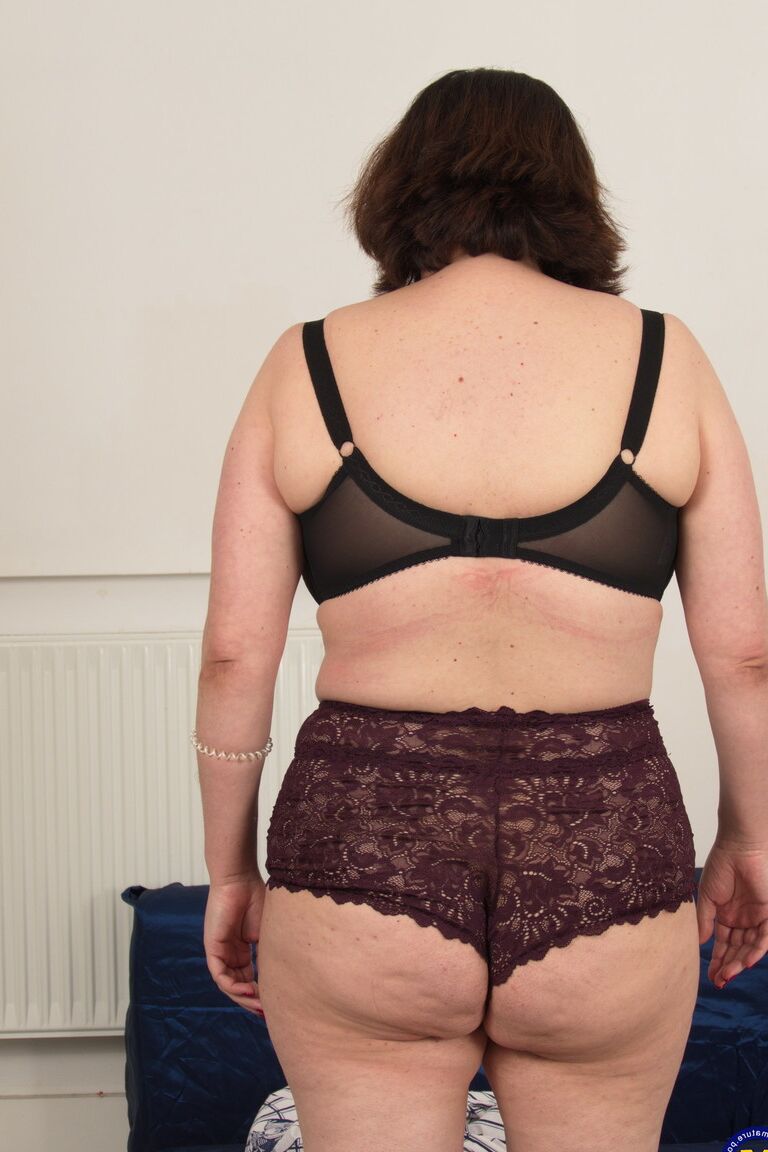16P Mulher mais velha e grossa remove o roupão e a lingerie antes de montar no pênis de seu amante