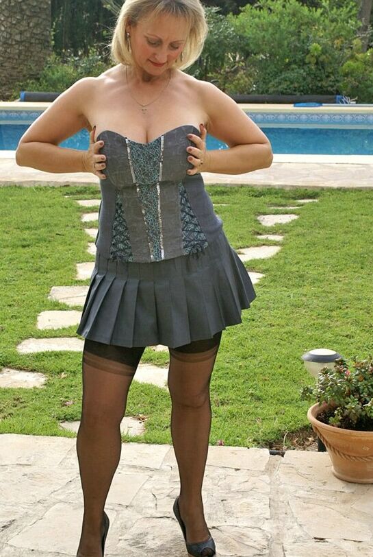 12P Loira madura gorda muito elegante e sexy mostra sua bunda gostosa em minissaia sexy e meias de náilon.