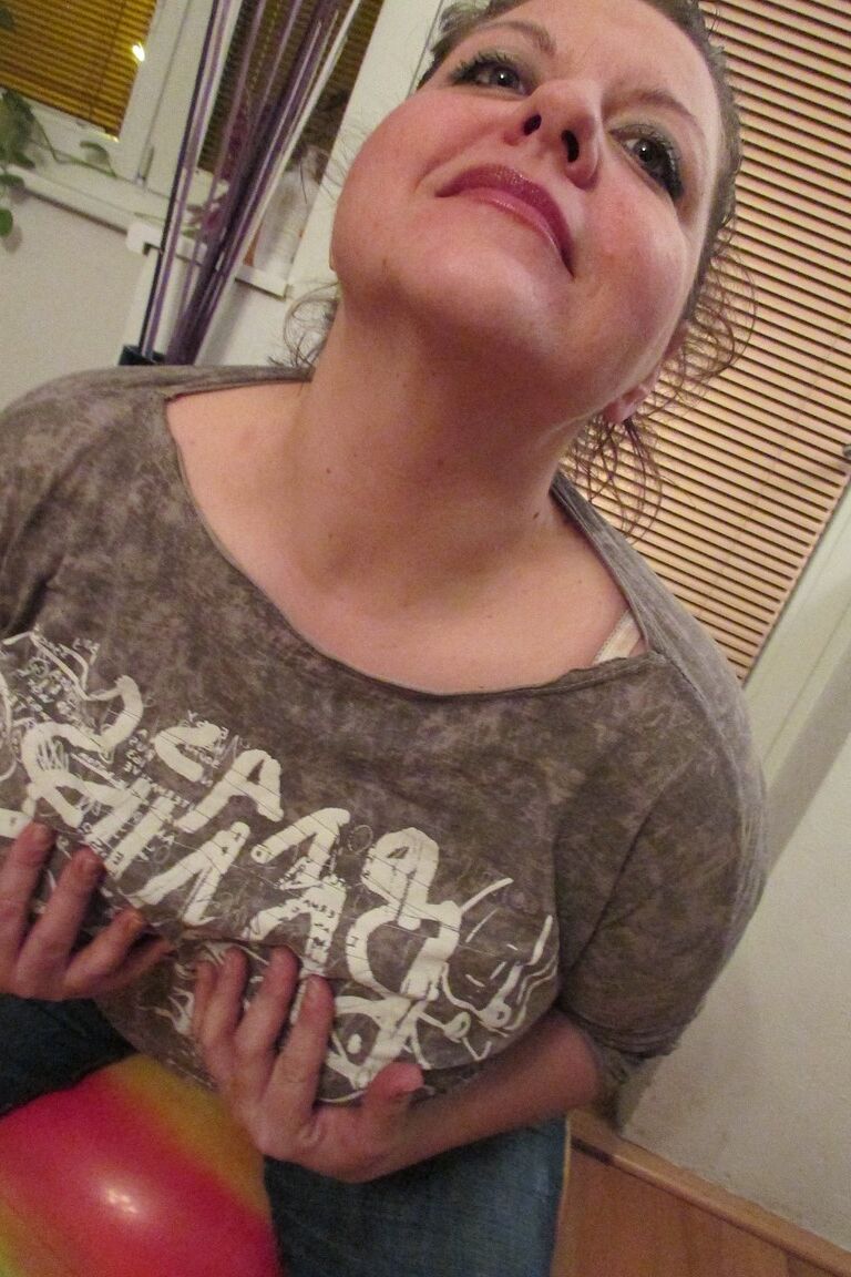 21P La MILF gordita Joletta expone sus grandes tetas en un striptease interior