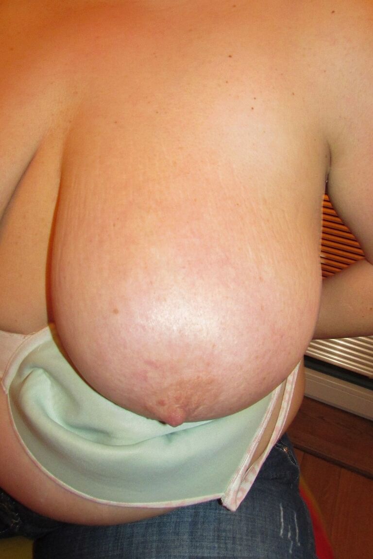 21P La MILF gordita Joletta expone sus grandes tetas en un striptease interior