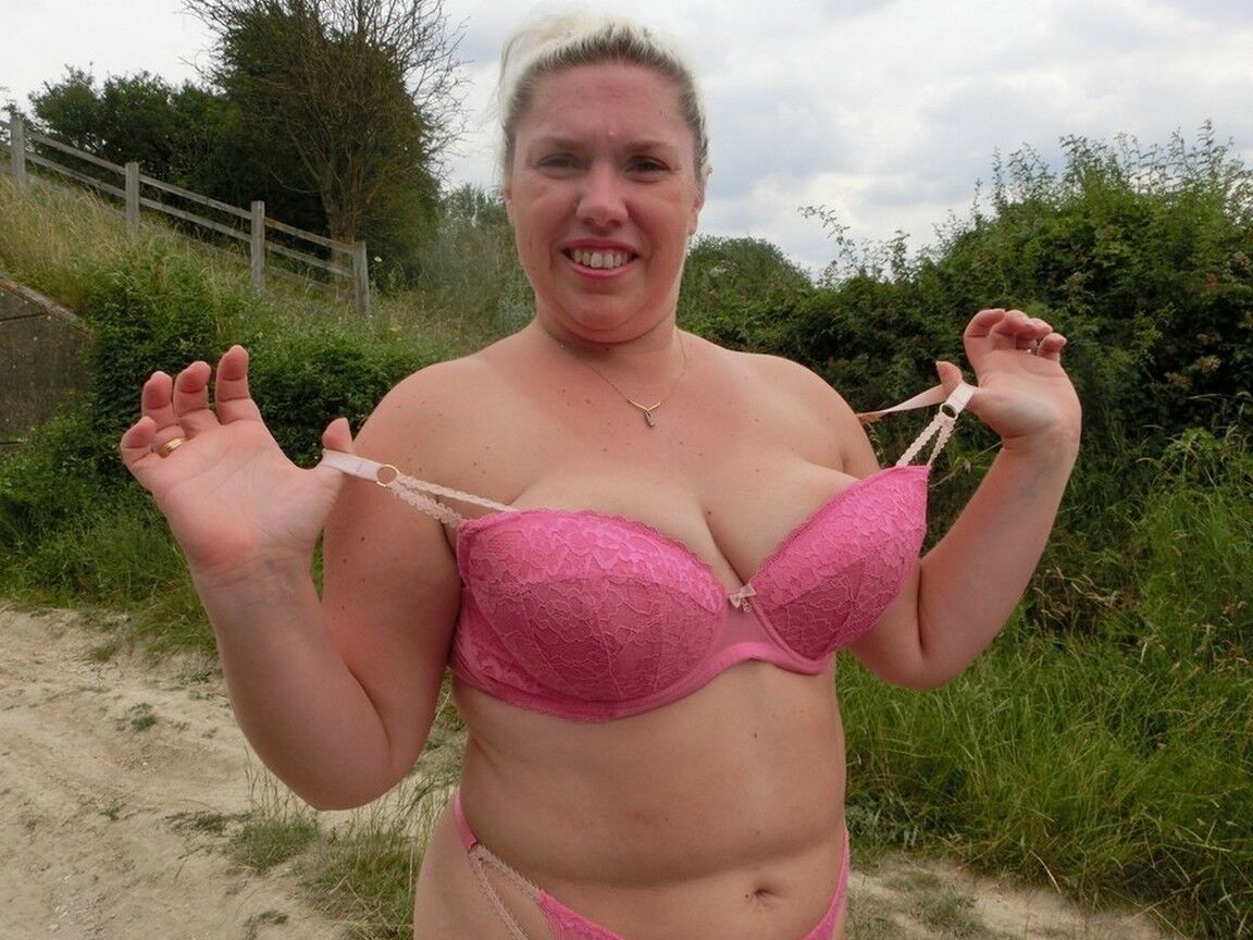 16P La rubia amateur Barby expone su cuerpo con sobrepeso en una zona rural