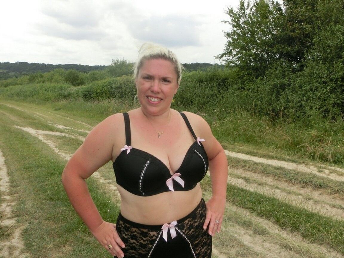 16P La rubia amateur Barby expone su cuerpo con sobrepeso en una zona rural