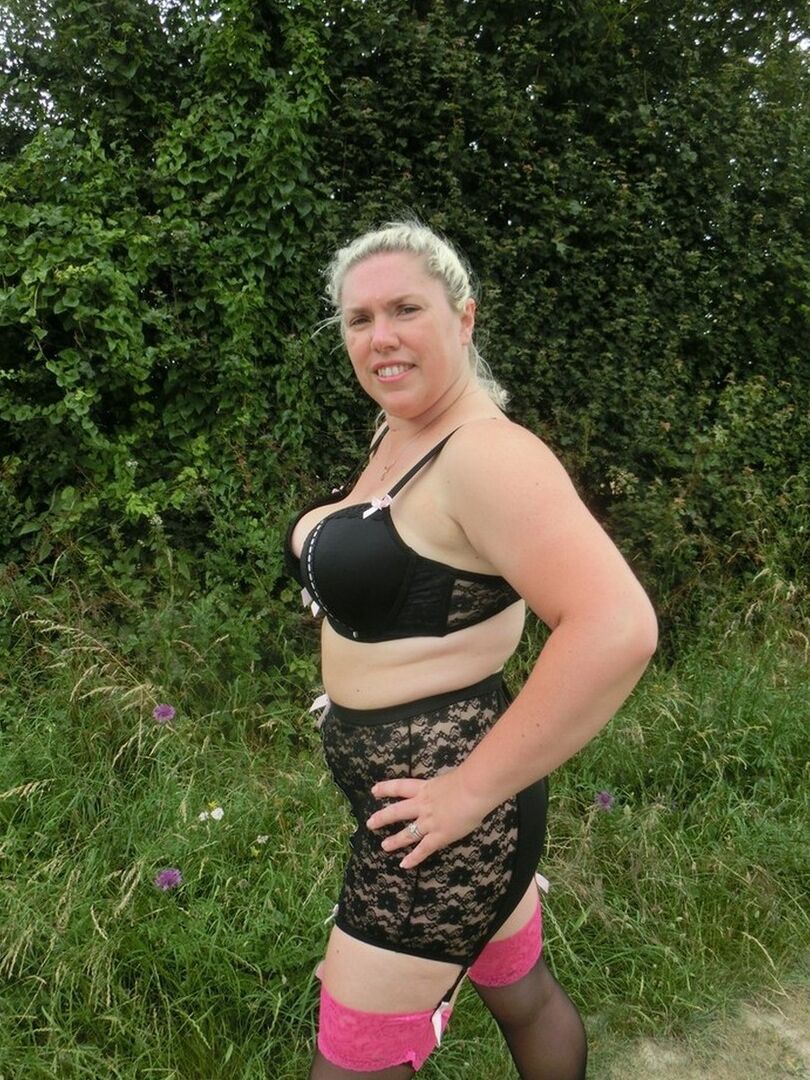 16P La rubia amateur Barby expone su cuerpo con sobrepeso en una zona rural