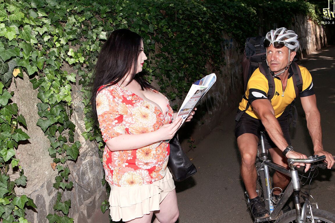 16P Morena BBW Anna Beck fode um entregador de bicicleta durante as férias