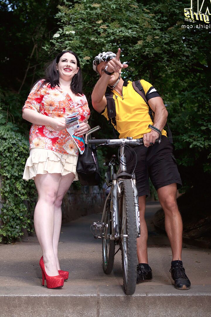 16P Morena BBW Anna Beck fode um entregador de bicicleta durante as férias