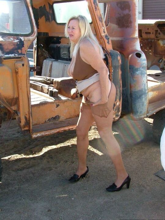 19P Rubia madura muestra sus grandes tetas y su trasero en un equipo pesado sencillo