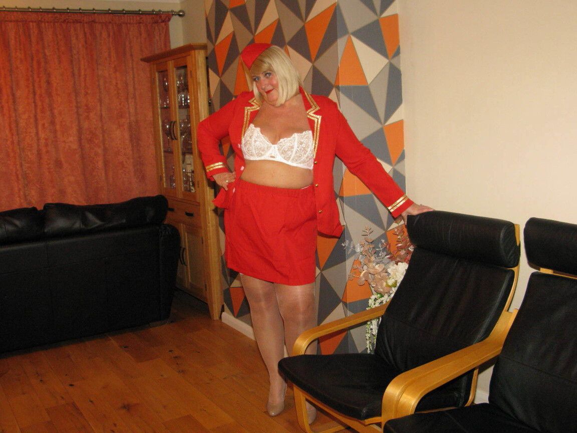 16P Rubia BBW Chrissy Uk pierde sus tetas y su coño de su uniforme de trabajo