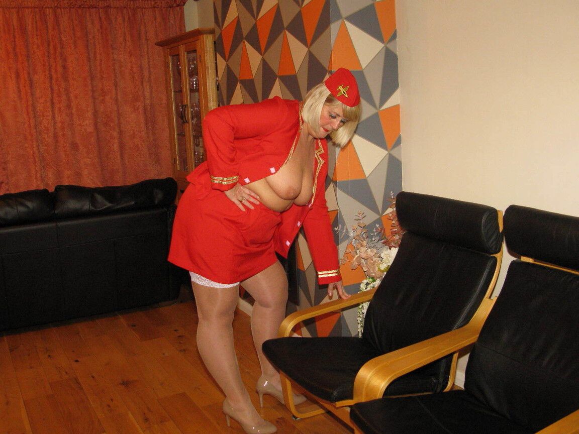 16P Rubia BBW Chrissy Uk pierde sus tetas y su coño de su uniforme de trabajo