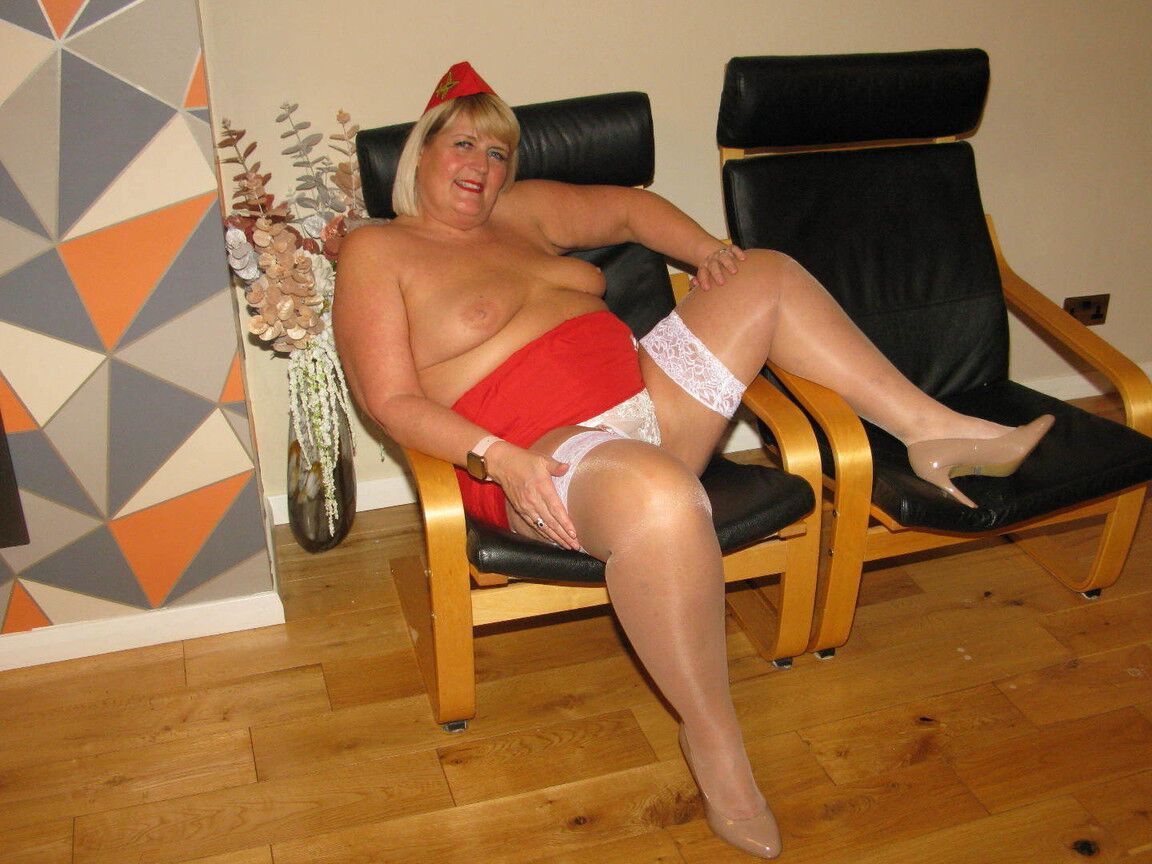16P Rubia BBW Chrissy Uk pierde sus tetas y su coño de su uniforme de trabajo